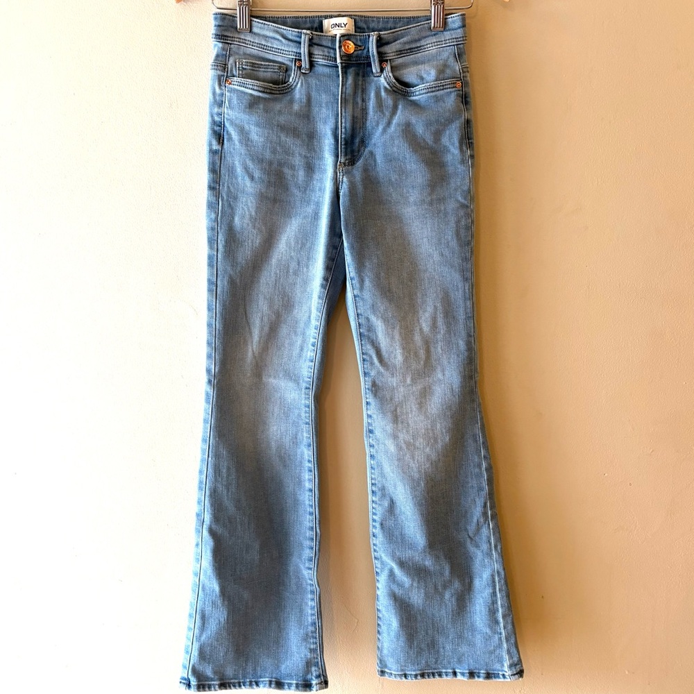 Only light Blue Jeans, flare, copper hardware women’s size 30 fit a lot smaller.